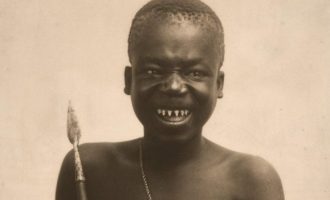 Pse një kopshti zoologjik iu deshtën 114 vite për të kërkuar falje sepse kishin mbajtur një njeri në kafaz