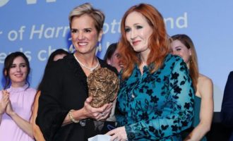 Autorja JK Rowling kthen mbrapsht çmimin pas kritikave