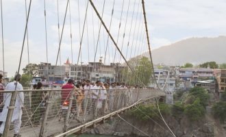 Gruaja arrestohet për postimin e videos në të cilën shfaqet e zhveshur në një urë të shenjtë në Indi