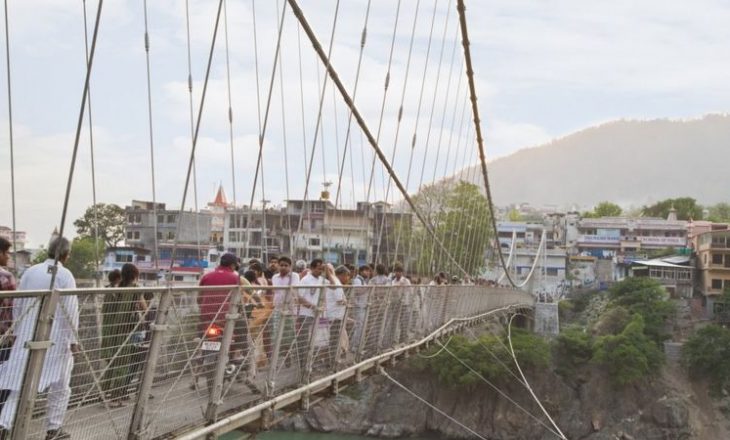 Gruaja arrestohet për postimin e videos në të cilën shfaqet e zhveshur në një urë të shenjtë në Indi