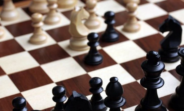 Të dy vendet pjesëmarrëse në finalen e turneut të shahut fitojnë medalje të arta për shkak humbjes së rrjetit të internetit