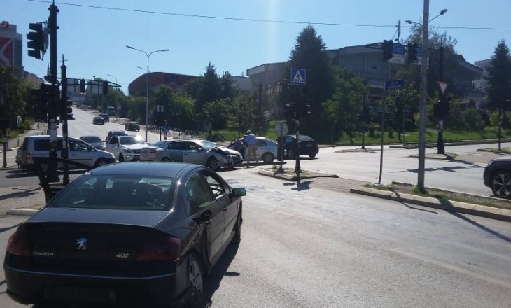 Prishtinë: Dy aksidente brenda dy ore në të njëjtin vend – Persona të lënduar, dëmtim të veturave dhe dëme në semaforë