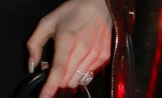 Me unazë diamanti 4 milionë dollarëshe – kështu i propozon këngëtari të dashurës së tij