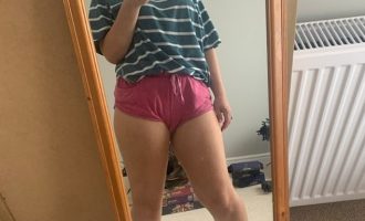 Blerëses i kërkohet ‘të nxjerrë jashtë’ bluzën sepse një burrë ishte ankuar që pantallonat e saj ishin shumë të shkurtër