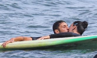 Dua Lipa dhe i dashuri saj me shfaqje publike të dashurisë gjatë një dite sërfi