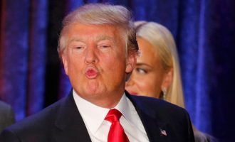 Njerëzit raportojnë se kanë pranuar në postë formularë për votim me fytyrën e Trump-it