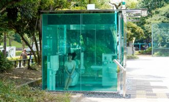 Tualetet publike transparente të instaluara në parqet e Tokios