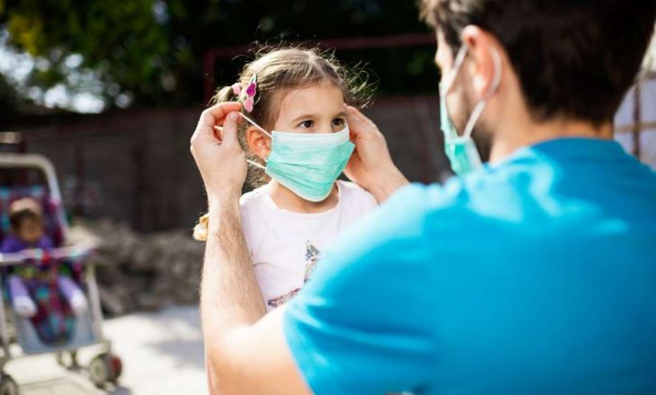 OBSH: Edhe fëmijët deri në moshën 12 vjeçare duhet të mbajnë maskë