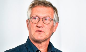 Epidemiologu suedez këmbëngul që vetëm vënia e maskës nuk mjafton madje është e rrezikshme