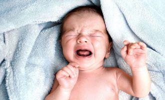 Dënim me burg për gruan qa la foshnjën të vetme në shtëpi për të shkuar në një klub nate