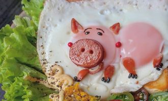 Kjo nënë e tre fëmijëve përgatit ushqim dhe krijon art në të njëjtën kohë