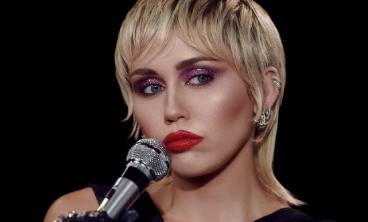 Miley Cyrus na kthen në vitin 2014 me një tjetër performancë të MTV VMA ku lëkundet në një top gjigand