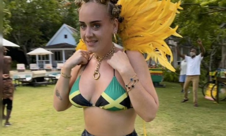 Edhe Adele bie pre e akuzave për shfrytëzim të kulturës me bikini e saj me flamur të Jamaica’s dhe me mënyrën se si i ka lidhur flokët.