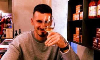 Moderatori shqiptar ka fryrë buzët? Ndjekësit vënë re ndryshimin