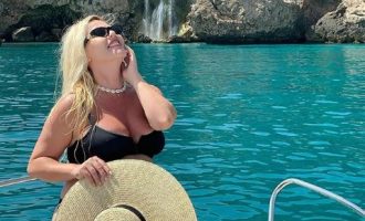 Olta Gixhari shfaqet për herë të parë pas lindjes së djalit