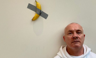 Artisti Damien Hirst dëshiron të blejë veprëne  artit që është një banane e ngjitur për mur me ngjitës, por merr jo si përgjigje