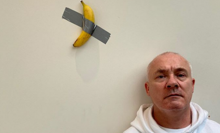 Artisti Damien Hirst dëshiron të blejë veprëne  artit që është një banane e ngjitur për mur me ngjitës, por merr jo si përgjigje