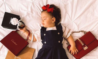 Bebushja 17 muajshe pozon me veshje nga firma të shtrenjta, nëna e saj merr kritika të ashpëra online