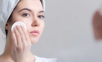 Pesë mënyra trajtimi për lëkurën e yndyrshme në kushte shtëpiake