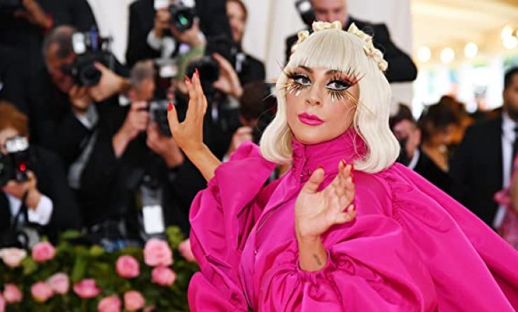 Lady Gaga bëhet gati për VMA duke përdorur një trend ekstrem bukurie bukurie
