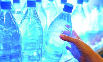Kjo është arsyeja pse uji në shishe ka datë skadence