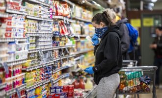 Një rregull i thjeshtë për të kursyer para në blerjet e ushqimeve