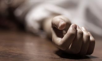 Bashkëshorti humb jetën nga Coronavirusi, nëna dhe dy fëmijët vetëvriten nga turpi