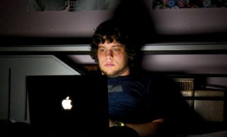 Njerëzit religjiozë raportojnë më shumë për varësi nga filmat për të rritur