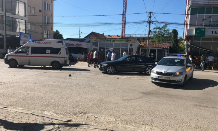 Aksident trafiku në Fushë-Kosovë, dy vetura ndeshen me një motoçikletë
