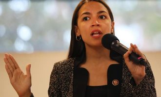 Alexandra Ocasio-Cortez i jep një kuptim të ri këngës W.A.P, përderisa Cardi B i kërkon të kandidojë për presidente