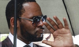 Këngëtari në pritje të gjyqit për sulm dhe trafikim seksual, sulmohet në burg