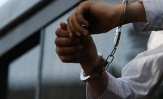 Po bashkëjetonte me një të mitur fshehtas prindërve të saj, arrestohet