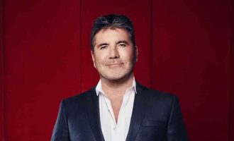 Simon Cowell planifikon rikthimin në spektaklin e famshëm vetëm disa javë pasi e theu shpinën