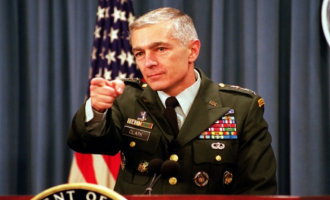 Wesley Clark: Aktakuzat e Gjykatës Speciale pengojnë ecjen para të Kosovës