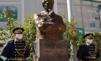 Ambasada e Amerikës: Senatori Dole mbajti premtimin e dhënë para 30 vjetësh për lirinë e Kosovës