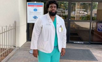 Dikur ishte roje sigurie në spital, tani po kryen praktikën si mjek në të njëjtin spital