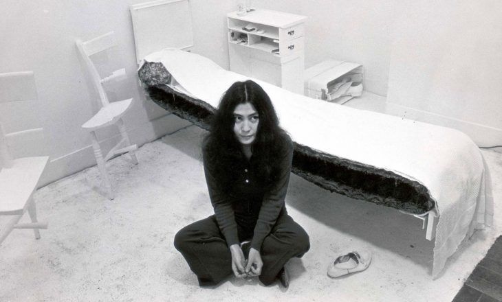 Yoko Ono var banerë në Met Museum për të dërguar mesazhe shprese