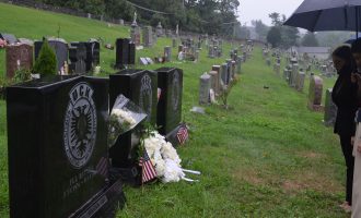 Ministrja Haradinaj-Stublla premton drejtësi për krimet e Serbisë, në vizitë tek varresat shqiptare në New York