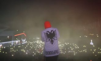 Nga një refugjat në një sensacion botëror – Gashi publikon dokumentarin për jetën e tij