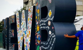 Monumenti NEWBORN bëhet me bazament dhe ndriçim