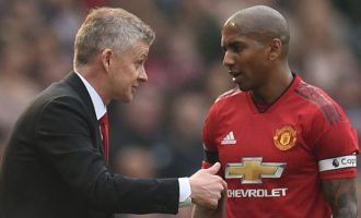 Ashley Young ka treguar se çfarë i ka thënë Solskjaer, para se ai të largohej nga United