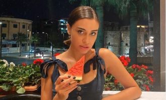 Moderatorja shqiptare tregon se dikush i vodhi pasqyrën e makinës