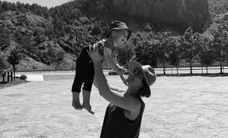 Është tipike e Gjirës që të zbulonte kështu gjininë e foshnjës që po pret