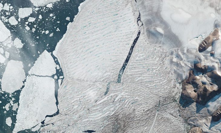 Sateliti kapë shkëputjen e një cope gjigante akulli në Arktik