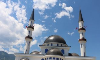 Vidhet arka e xhamisë në Pejë