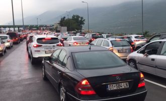 Kolona të gjata në kufirin Kosovë-Shqipëri