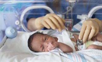 Pacientja me Coronavirus që kreu lindjen sa ishte në koma takon për të parën herë bijën e saj