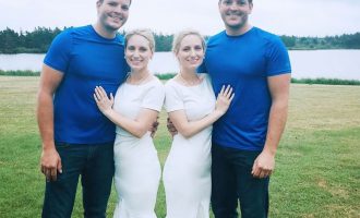 Motrat binjake identike që u martuan me vëllezër binjakë identikë, të dyja shtatzënë