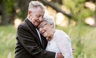 Çifti festojnë 60 vjetorin me një fotosesion veshur me rrobat e dasmës