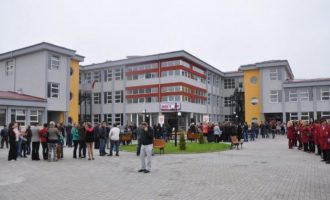 Komunat, mësimdhënësit e prindërit kërkojnë që nga shtatori mësimi të fillojë në shkolla